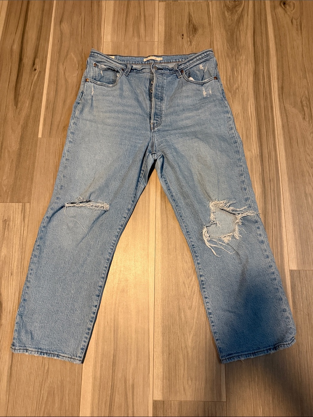 Levi's Light Blue Ribcage Straight ankle Ripped Jeans